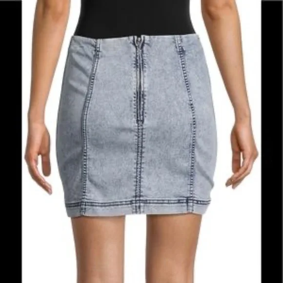 Free People Modern Femme Novelty Mini Indigo Acid Wash Denim Skirt Size: 6 - Picture 2 of 13